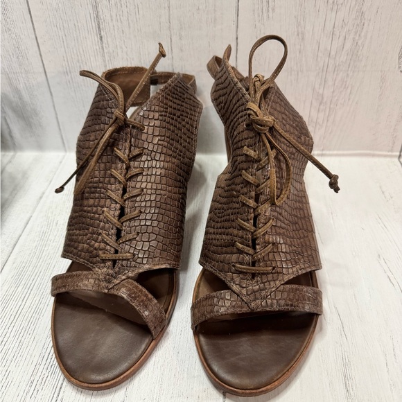 Bernardo Brown Snakeskin Lace-Up & black Sonoma Sandals, Size 8M - Picture 5 of 9